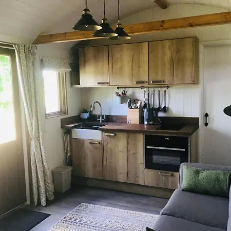 The Hut In The Orchard @ Yorecroft Apartman *