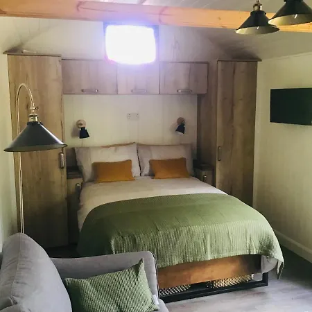 The Hut In The Orchard @ Yorecroft