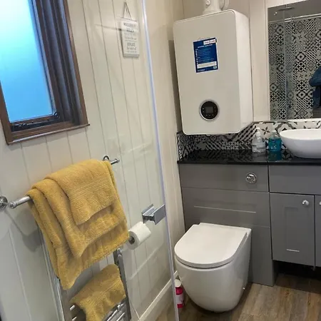 The Hut In The Orchard @ Yorecroft